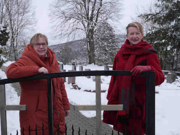 Hirzenhain Friedhof Wege zugewachsen Bild Hirzenhain Friedhof Wege zugewachsen